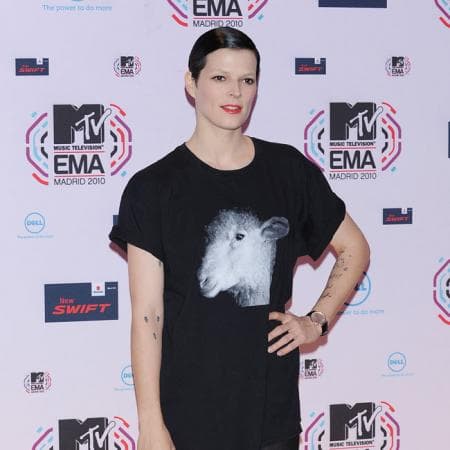 Bimba Bosé formó parte del grupo The Cabriolets y, en el 2007, también grabó un disco como solista, el cual tituló 
<b>'Demo'</b>. En el cine, actuó en varios filmes, siendo uno de los más recientes
<b> 'Julieta', </b>de 
<b>Pedro Almodóvar</b>, donde hace un 'cameo'.