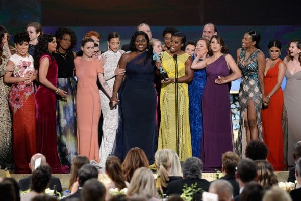 ¡Todo el elenco de 'Orange is the New Black' en el escenario! Apenas y cabían...