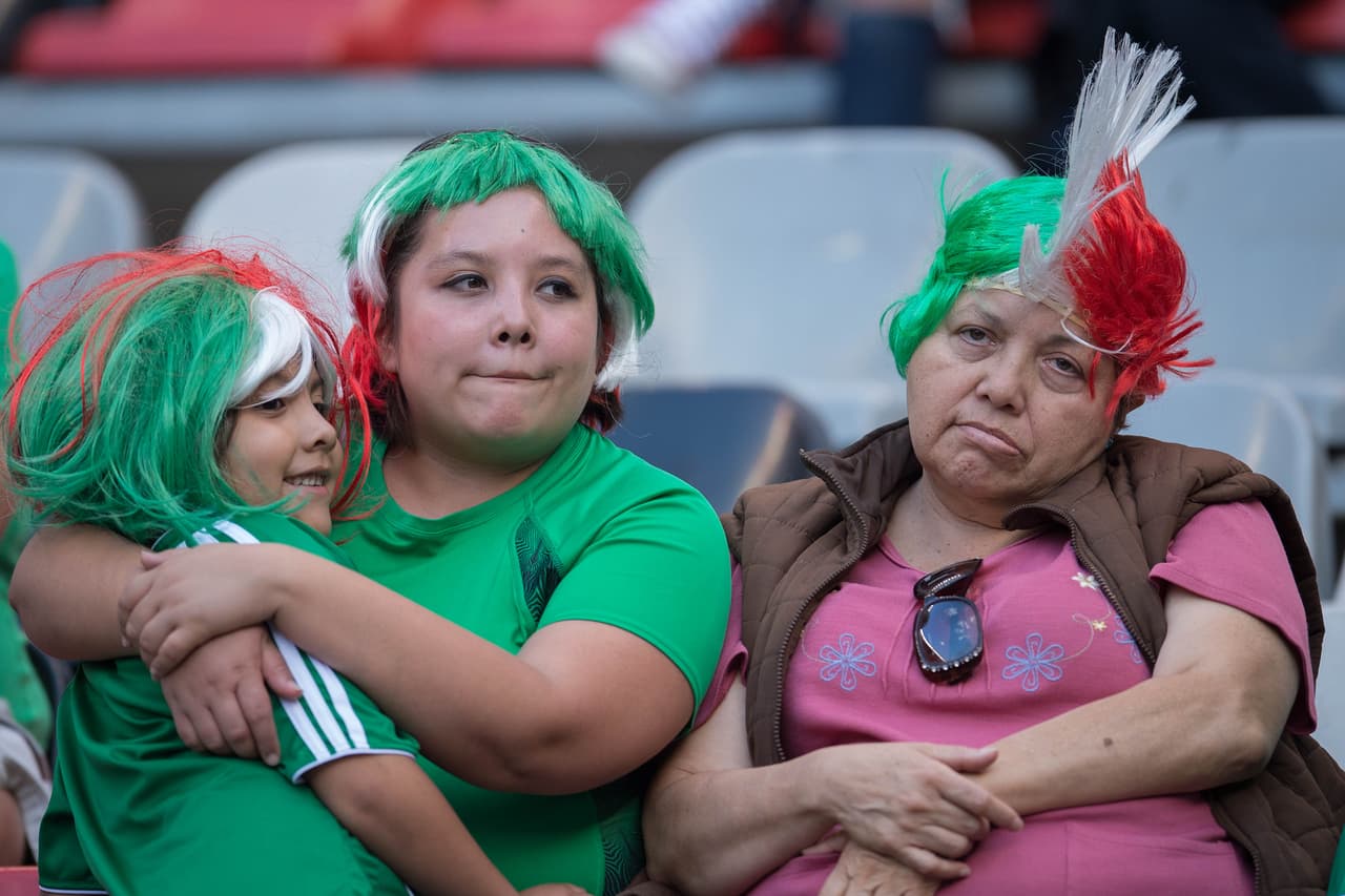 Aficionados de México y Honduras se dieron cita en el Estadio Azteca para apoyar a su selección. Gorros, penachos, sombreros y maquillaje fue sólo una parte del folclor.