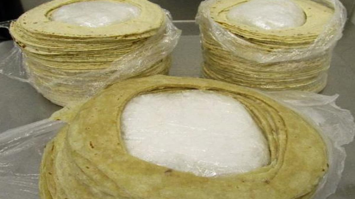 <b>Tortillas rellenas</b>
<br>Los narcos han incluso llenado con droga cosas planas que a simple vista parece imposible rellenar, como estas tortillas que, puestas en una torre, 
<a href="http://www.foxnews.com/world/2016/11/04/border-agents-foil-attempts-to-smuggle-meth-in-tortilla-shells-carrot-packages.html">se convirtieron en el escondite perfecto para 5,600 libras de metanfetamina</a>. Un hombre, en agosto de 2015, intentó cruzar la frontera con su cargamento de “deliciosas” tortillas que en realidad valían la estrambótica suma de 17 millones de dólares.
<br>
