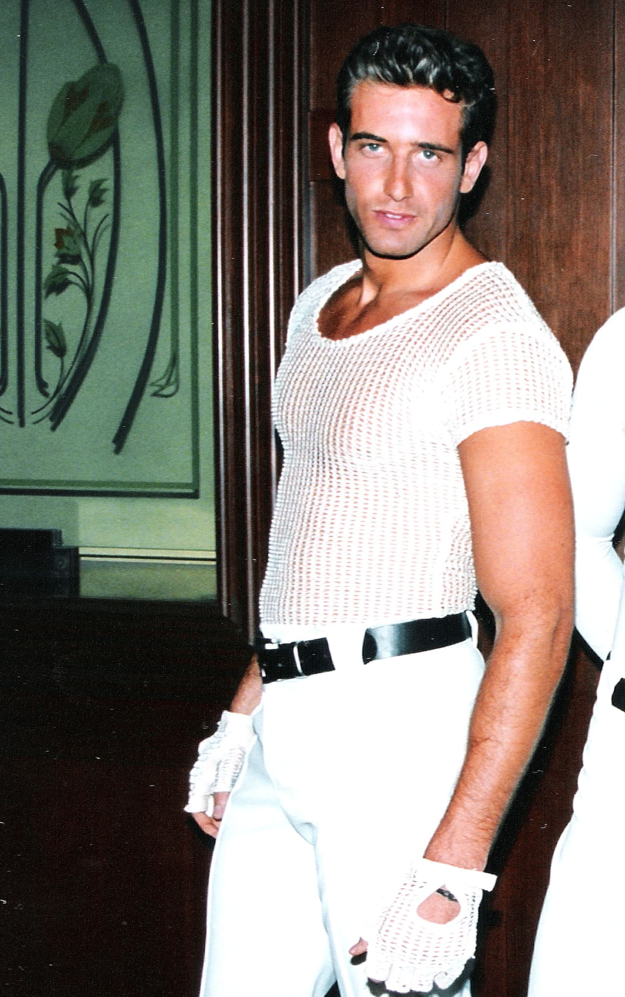 Tras pasar por las filas del grupo musical 
<b>Kairo</b>, tuvo su primera participación en una telenovela en 'Mi querida Isabel' protagonizada por Karla Álvarez y Ernesto Laguardia. En 1999 participó en 'Alma Rebelde' para posteriormente ingresar al Centro de Educación Artística de Televisa.