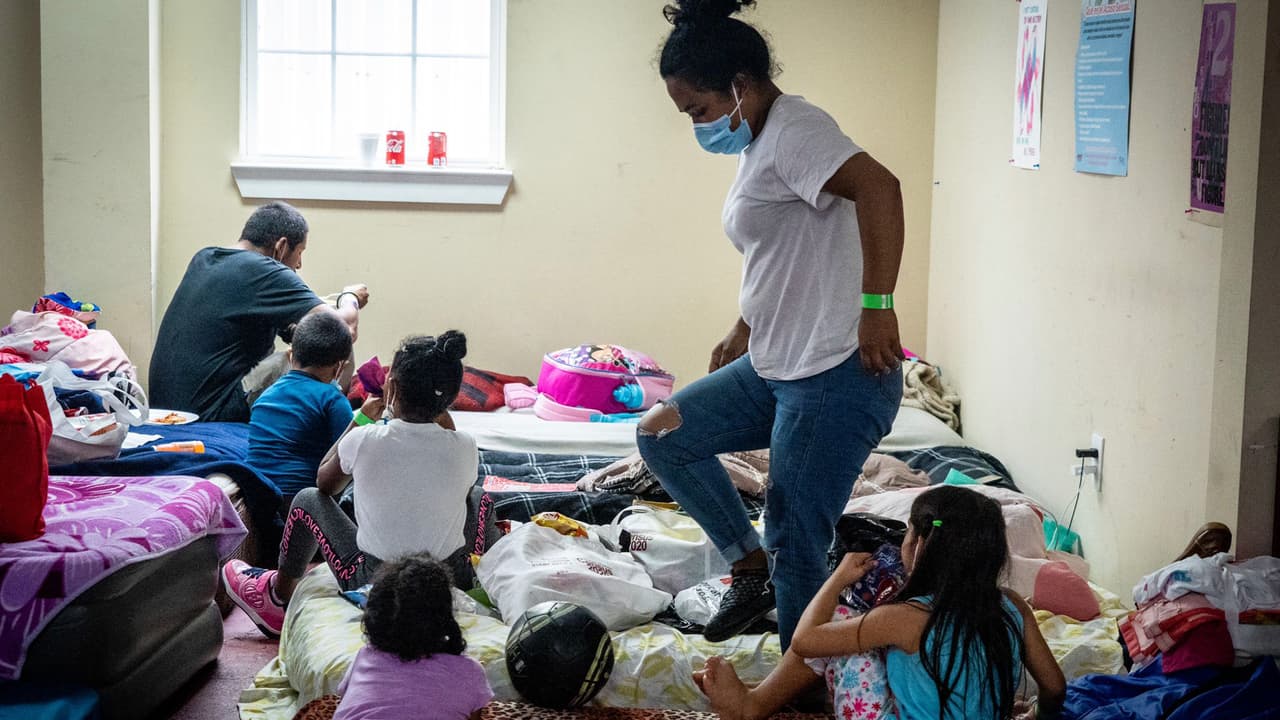 "Dejaban todos los días autobuses y la gente tirada en el suelo. Decidimos abrir nuestro pequeño espacio para que tuvieran un lugar seguro y no se pusieran en riesgo", dijo uno de los voluntarios que asiste en el albergue.