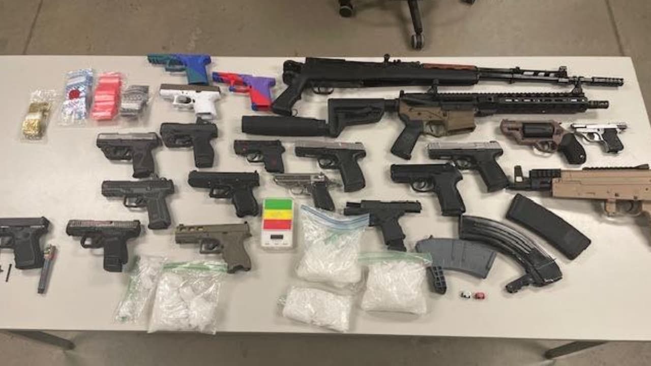 Autoridades aseguraron drogas, armas robadas y equipo ilegal tras un cateo.