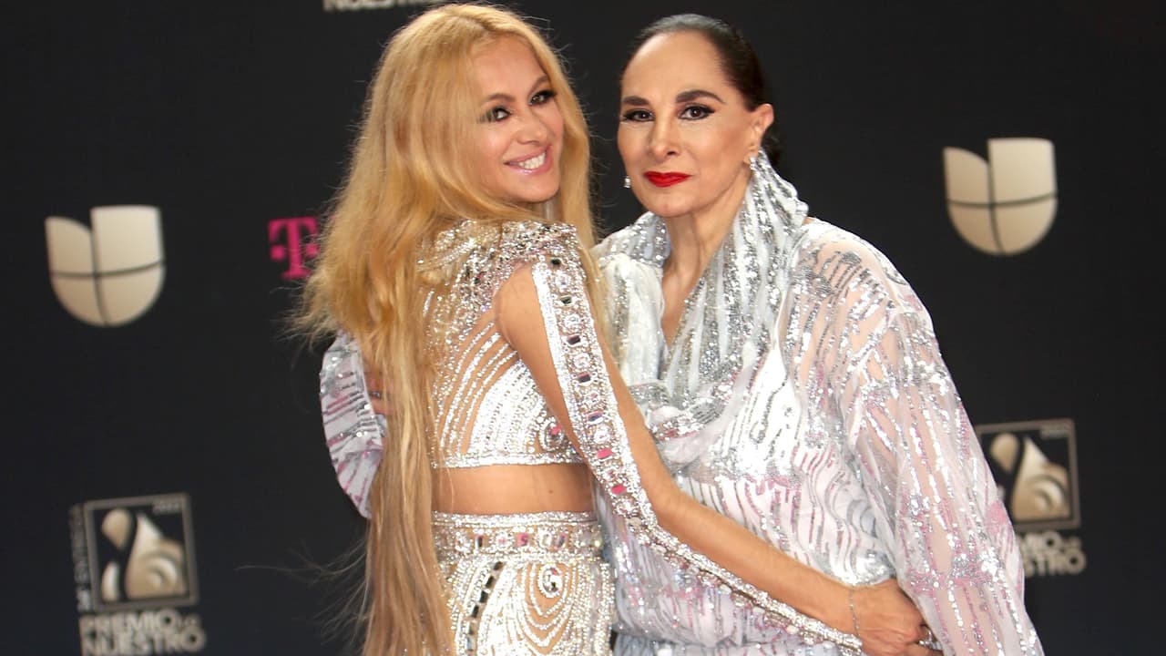 "
<b>Le mando todo mi cariño </b>y corazón", dijo. 
<br>