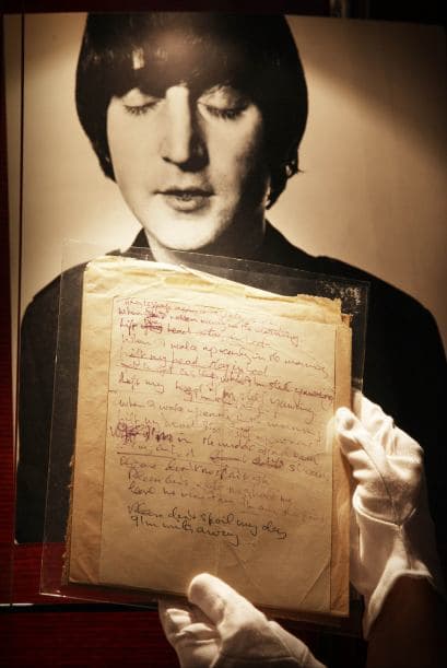 5. JOHN LENNON " El integrante del famoso ‘cuarteto de Liverpool’ generó $12 millones en el último año. Su muerte, provocada por uno de sus fans, ocurrió el 8 de diciembre de 1980 a los 40 años de edad.