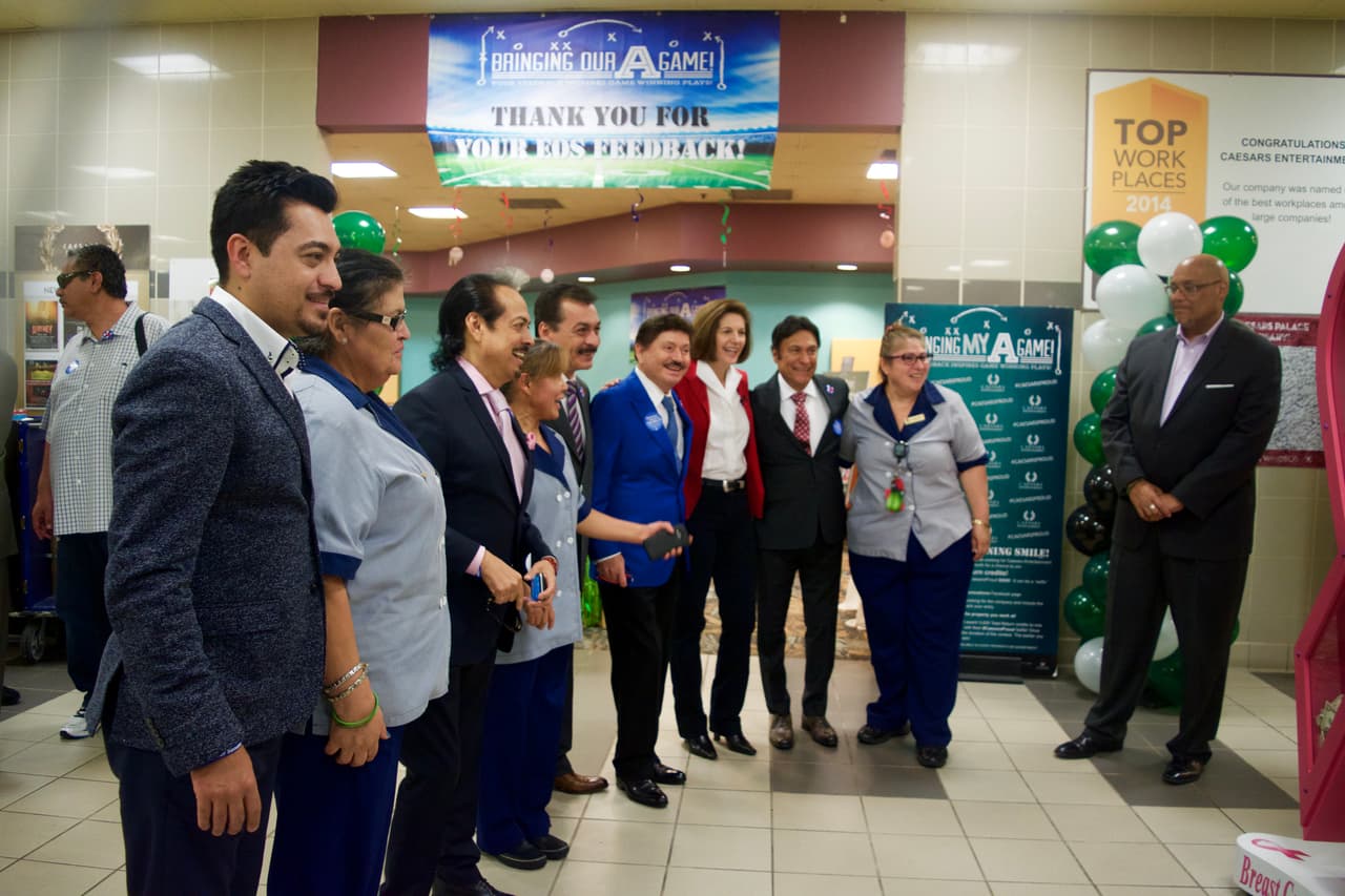 Trabajadores del hotel Caesars Palace fueron sorprendidos por la visita de los Tigres del Norte quienes hacen campaña por Catherine Cortez Masto en Las Vegas.
