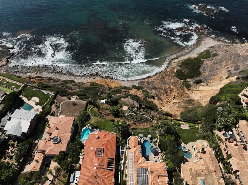 Este incidente ocurre en un contexto de creciente preocupación por los deslizamientos de tierra en la región. El área de Portuguese Bend ha experimentado movimientos continuos desde hace aproximadamente 70 años, cuando la construcción de una carretera desencadenó un deslizamiento masivo que destruyó 140 viviendas.