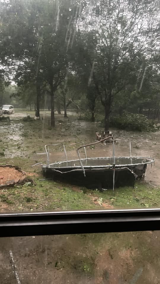 Los daños alcanzan a algunos apartamentos en el centro de Dallas, con portones inservibles u otras afectaciones, además de los cortes en la energía eléctrica.