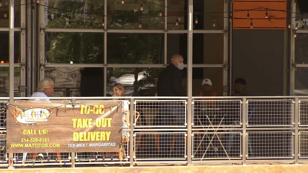 Las autoridades recomiendan el uso de menús, platos y cubiertos desechables en los restaurantes