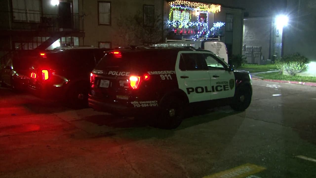 Un joven, de 17 años, 
<a href="https://www.univision.com/local/houston-kxln/tres-sospechosos-atacan-a-joven-para-robarlo-en-la-club-creek-en-houston-segun-hpd-video">resultó herido</a> tras ser apuñalado dos veces este domingo alrededor de as 3:00 am.