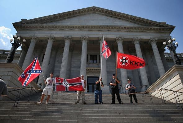 Miembros del Ku Klux Klan y del grupo radical a favor de la población negra New Black Panther Party coincidieron en dos marchas en Columbia, Carolina del Sur.