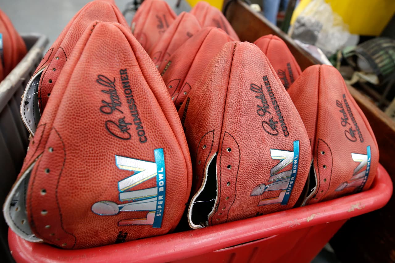 Desde 1941, cada balón que se utiliza en el Super Bowl se manufactura en Ada, Ohio. Esa es toda una tradición que se realza al saber su proceso con sabor añejo.
