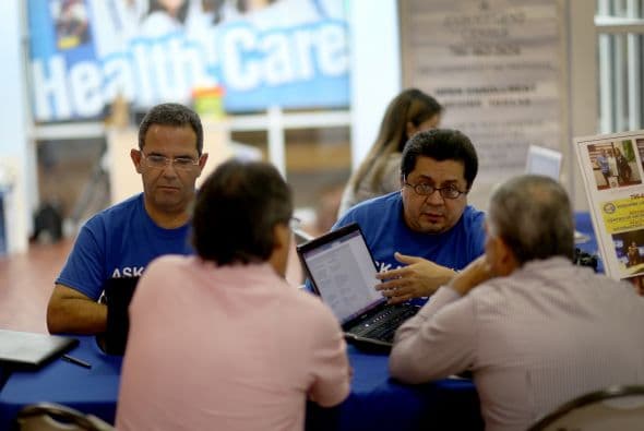 Lo importante que debes tener en mente es que los asesores tienen el interés de vender pólizas de seguro, pero igual son personas que han sido entrenadas y tiene el conocimiento que puede contestar tus preguntas sobre Obamacare.