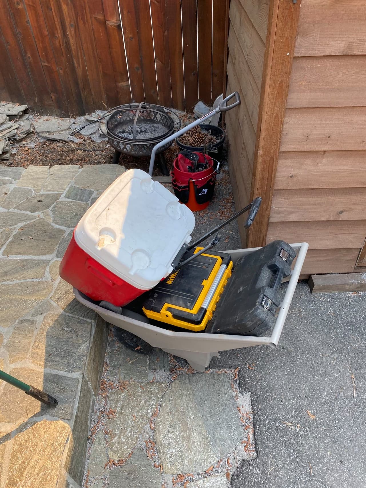 Alguaciles del condado Santa Barbara
<a href="https://www.facebook.com/SouthLakeTahoePD/posts/341326731019570" target="_blank">encontraron a un hombre cerca de una casa</a> por las avenidas Spruce y Heather Lake que luego intentó huir en un vehículo, de acuerdo con la Policía de South Lake Tahoe.