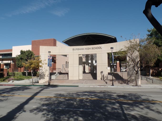 Arrestan a hombre acusado de agresión sexual dentro de escuela en Burbank 