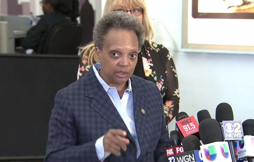 "Totalmente inaceptable": La alcaldesa de Chicago habla sobre las líneas largas en el aeropuerto O'Hare  