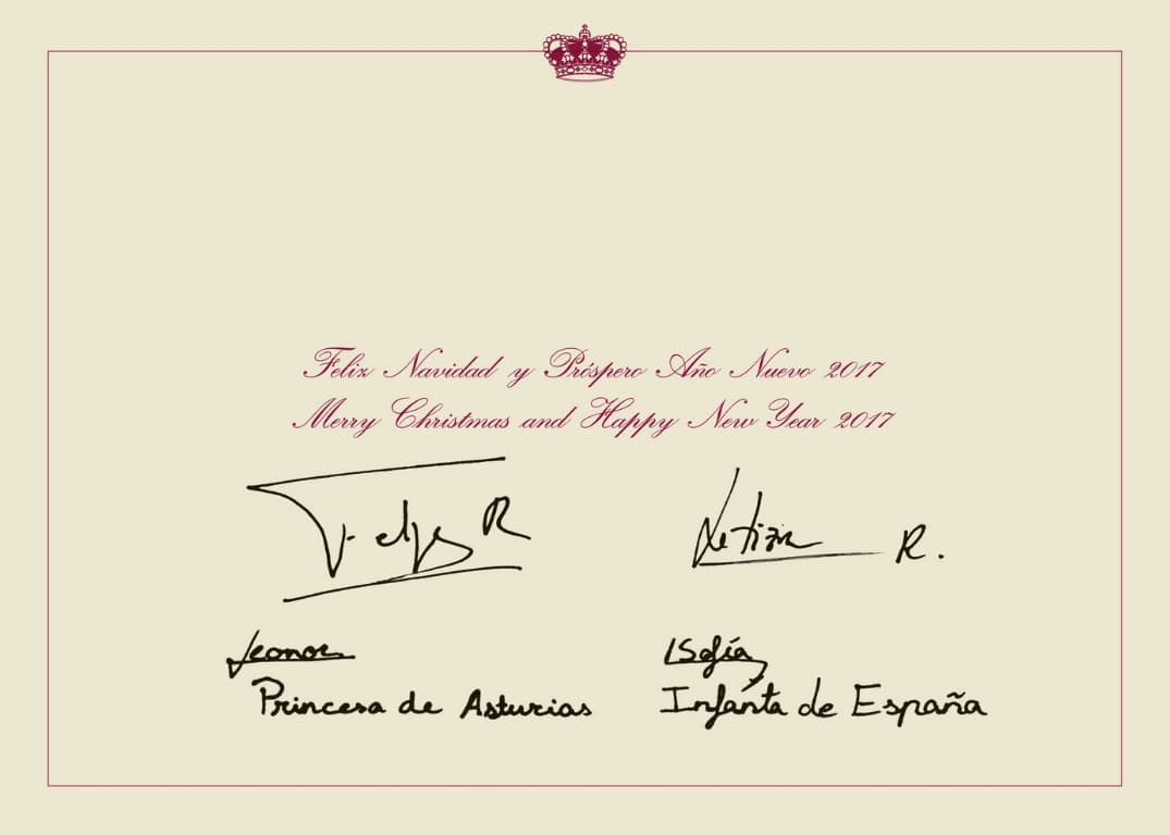 Al igual que la realeza británica, los reyes, la Princesa de Asturias y la Infanta de España firman con su puño y letra los buenos deseos de cara a las fiestas de fin de año.
