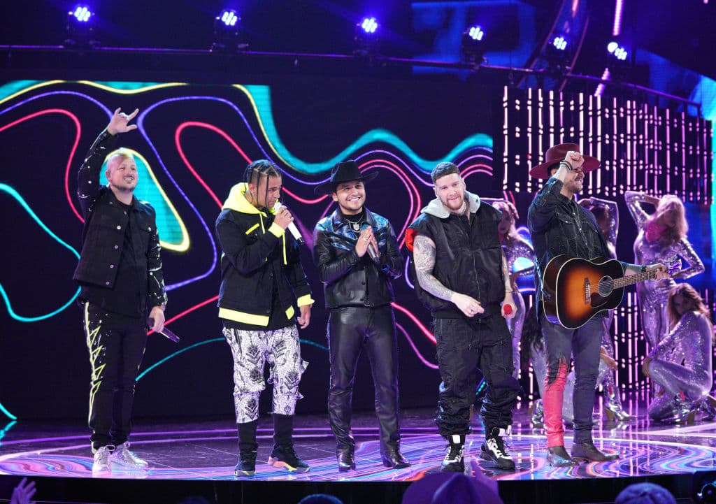 La colaboración que 
<b>Christian Nodal</b> hizo junto a 
<b>Piso 21, </b>es sin duda una de las más populares. El tema ‘
<i><a href="https://www.youtube.com/watch?v=0EqHqPvXcMU" target="_blank">Pa’ olvidarme de ella</a></i>' lo lanzaron en 2019 y tiene más de 204 millones de reproducciones.