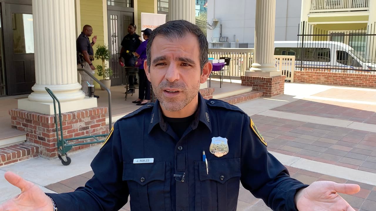 El oficial, 
<b><a href="https://www.univision.com/local/houston-kxln/consejos-policia-houston-prevenir-accidentes-carretera-fotos" target="_blank">Jesús Robles</a></b> del Departamento de Policía de Houston aconseja que si se trata de un accidente menor en el que solo fueron daños leves al automóvil, lo mejor es intercambiar información con el otro conductor involucrado para llegar a un acuerdo entre ambos.