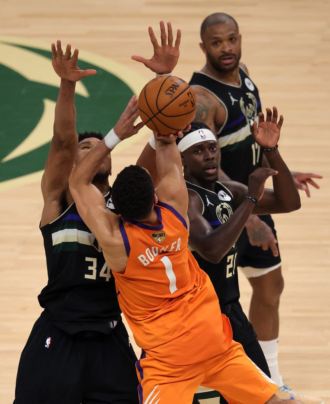 El revival de los Suns llegó con poco más de 5 minutos antes del descanso. Paul, Booker y Bridges encontraron la puntería y lograron poner nerviosos a los Bucks en la pintura.