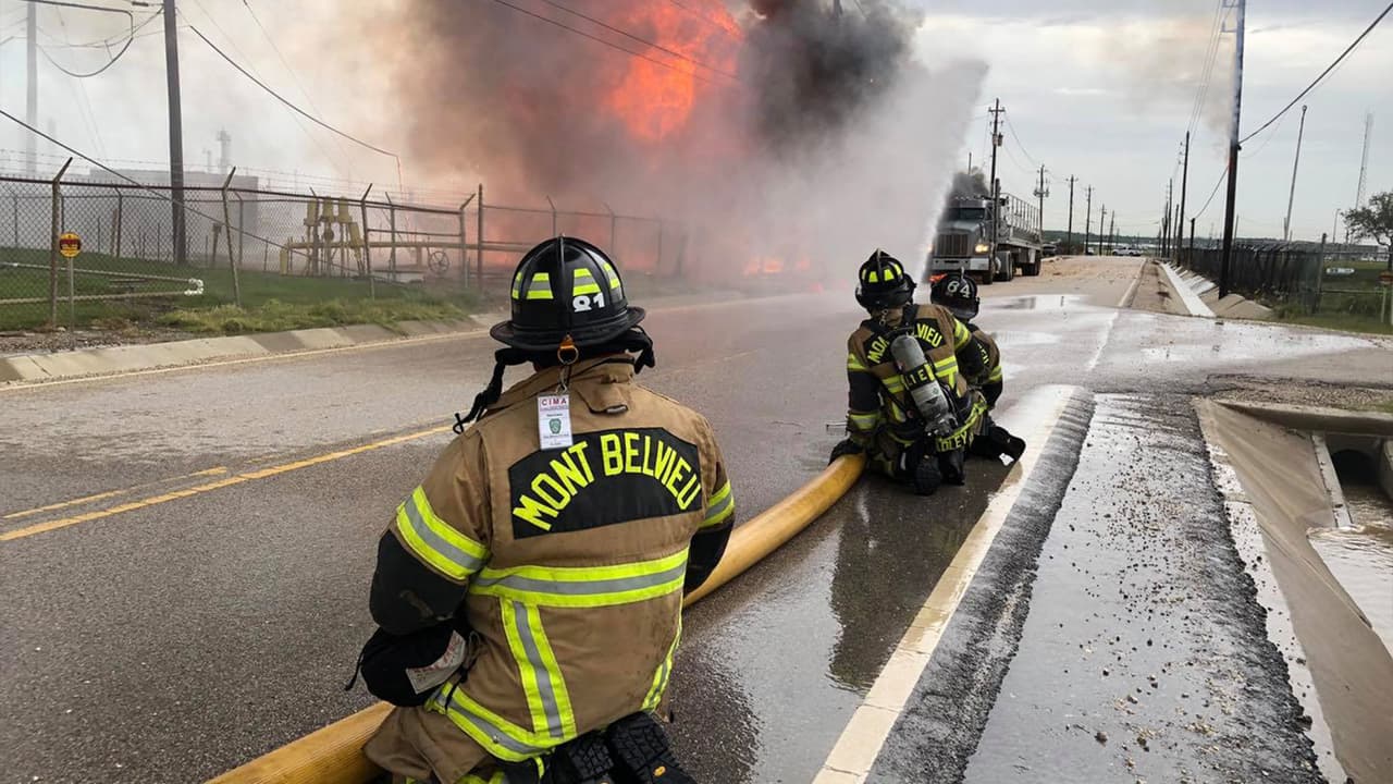 Debido al uso del agua por parte de los bomberos, las autoridades avisaron a los residentes de Mont Belvieu que posiblemente iban a ver disminuido la presión del vital líquido.