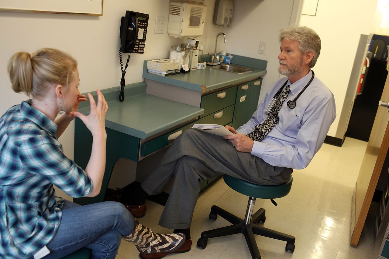 <b>¿Debo ir al médico? </b>Sí. El herpes
<i> </i>zóster no es mortal, pero puede agravarse dependiendo de las condiciones del paciente. Quienes tengan su sistema inmune comprometido tienen mayor necesidad de vigilancia médica, ya que el virus puede llegar a causar complicaciones nerviosas como parálisis motora, mielitis trasversa, meningoencefalitis, afecciones oftalmológicas (conjuntivitis, queratitis, glaucoma secundario) y cierto grado de parálisis facial y de hemiplejía.