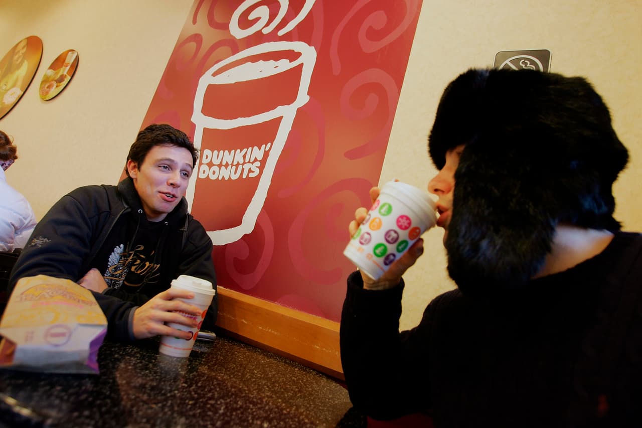 Ten cuidado con las bebidas dulces. El invierno es la temporada en que más provoca tomar bebidas como chocolate caliente, que pueden afectar significativamente los niveles de azúcar en la sangre. Trata de reemplazarlas en la medida de lo posible con té u otras opciones más saludables. También controla la ingesta de alcohol.