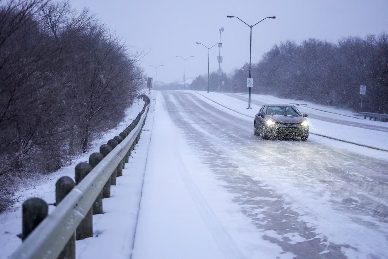 Una capa de nieve cubre una autopista en Grand Prairie, Texas.