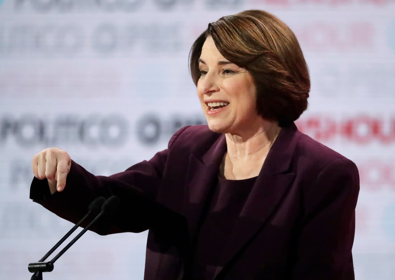 Senadora 
<b><a href="https://www.univision.com/temas/amy-klobuchar">Amy Klobuchar</a></b>. 
<b>LA FRASE:</b> "Esta primaria se reduce a algunas preguntas simples. ¿Quién tiene las mejores ideas, la mejor experiencia, sobre todo quién puede vencer a Donald Trump, y cómo lo hará? Mi abuelo, era un minero del hierro, miembro del sindicato. Ahorró dinero en una lata de café en el sótano para enviar a mi padre a una universidad comunitaria. Ese es el fideicomiso de mi familia. Me imagino que si se te da la oportunidad, no sales al mundo con un sentido de derecho. Entras en él con un sentido de obligación". 
<b>El REGALO:</b> "Pediría perdón en cualquier momento en que alguno de ustedes se enfade conmigo. Puedo ser franca. Pero lo hago porque creo que es muy importante elegir al candidato adecuado".