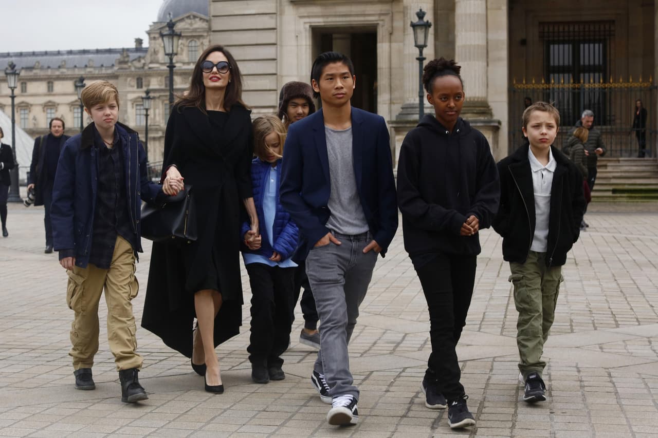 Según reportes de varios medios, Angelina Jolie está 
<b><a href="https://pagesix.com/2018/05/23/angelina-jolie-is-livid-she-cant-travel-with-her-kids-amid-custody-battle/">"furiosa"</a></b> porque quiere llevarse los niños a Londres, donde filmará 'Maleficent 2', pero no se ha pactado un acuerdo en corte.