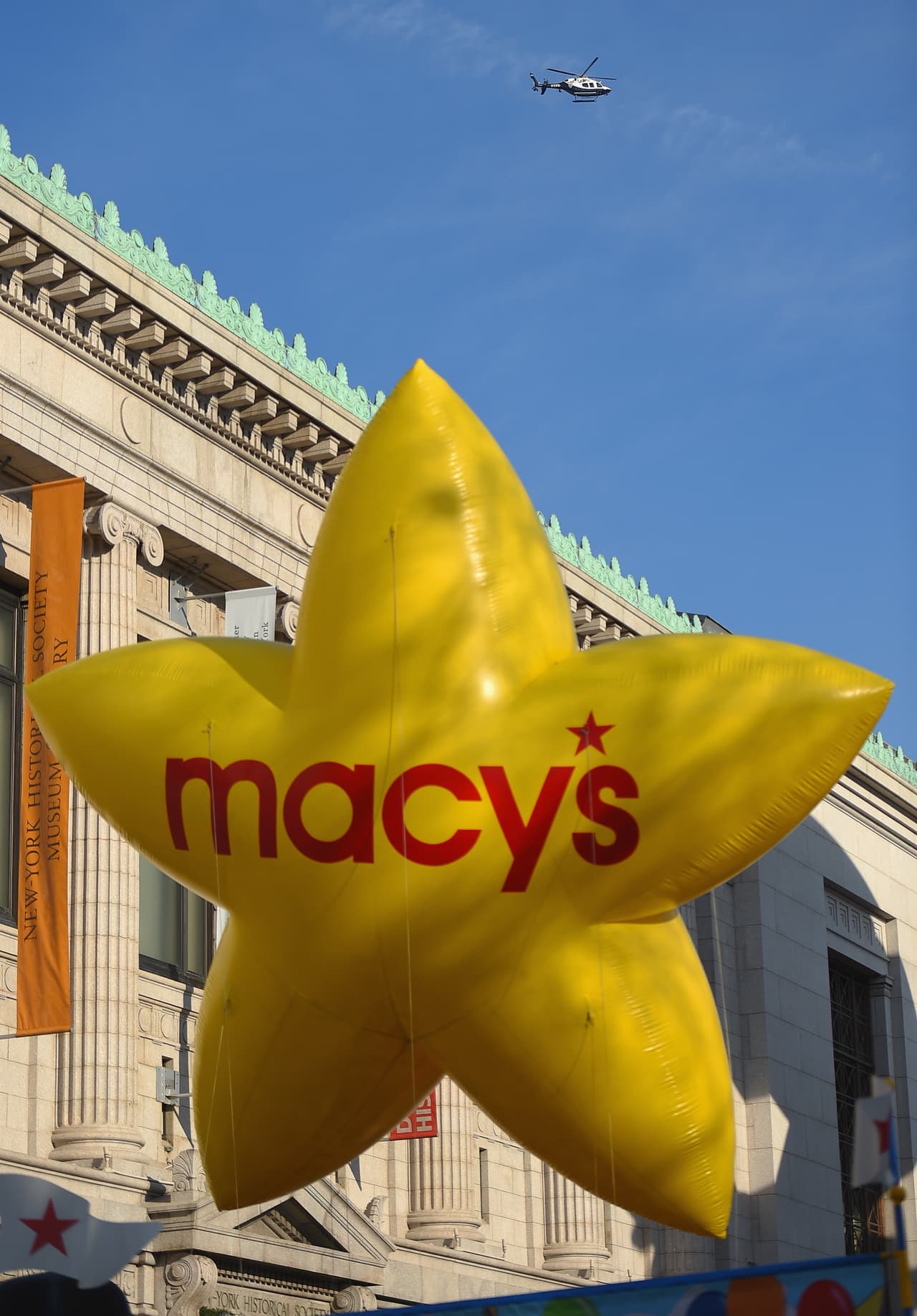 Al sumamente resguardado desfile acudieron cientos de personas y personalidades como Mariah Carey, Jordin Sparks y Shawn Mendes.