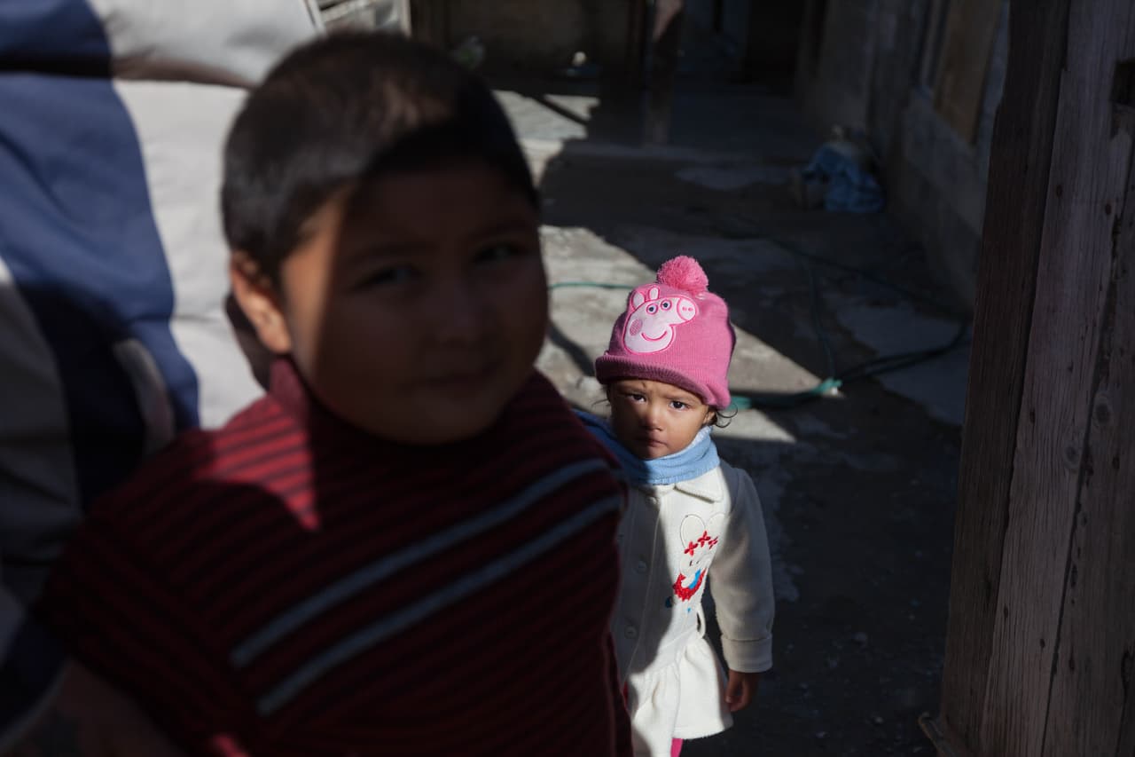 Carlos Gregorio (izq) y América (der), dos de los hijos de Carlos posan para la cámara un día antes de la patida de su papá rumbo a Guadalajara.