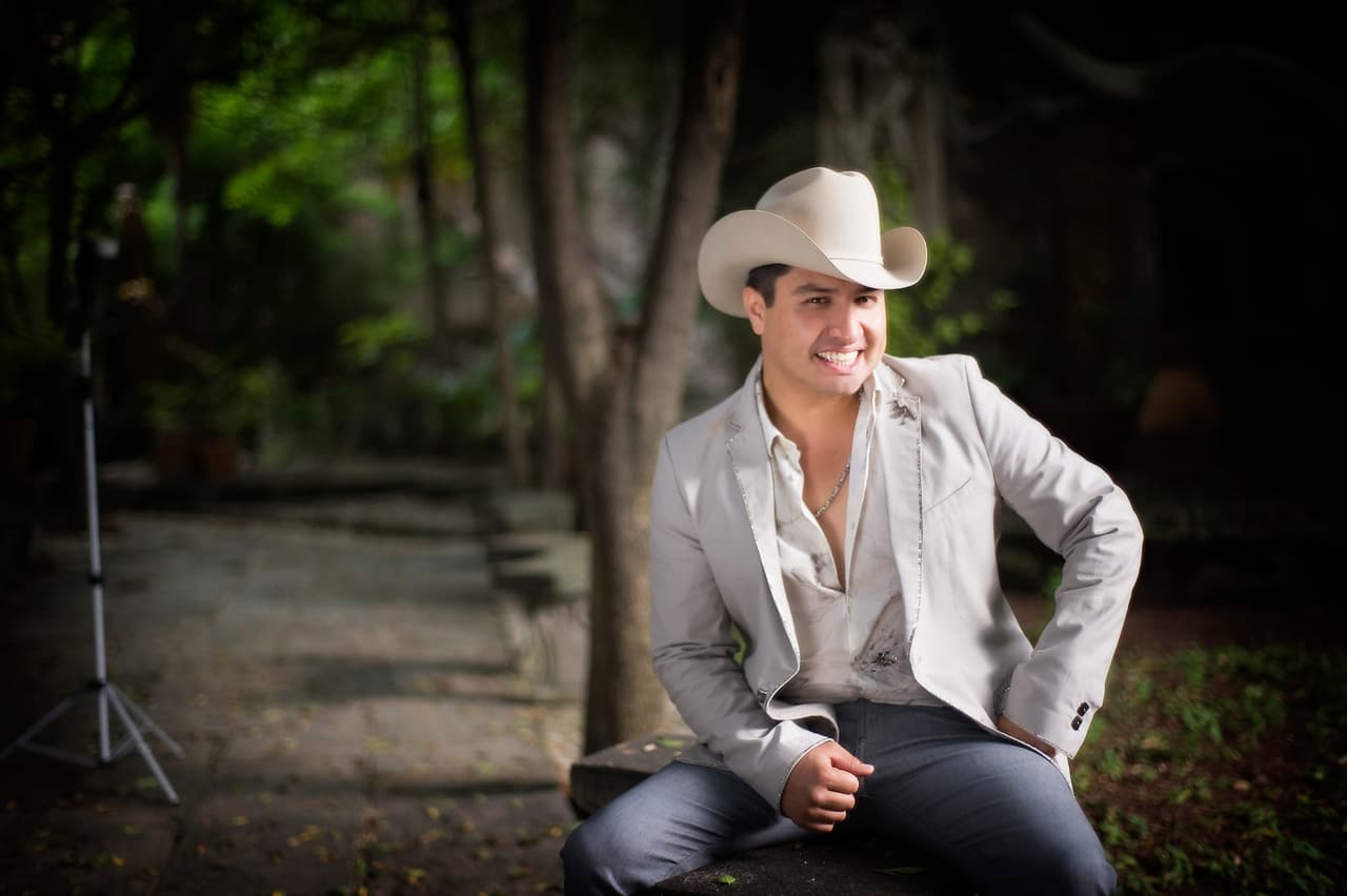 Julión Álvarez animará la tarima con su música, ¡no dejarás de corearla!