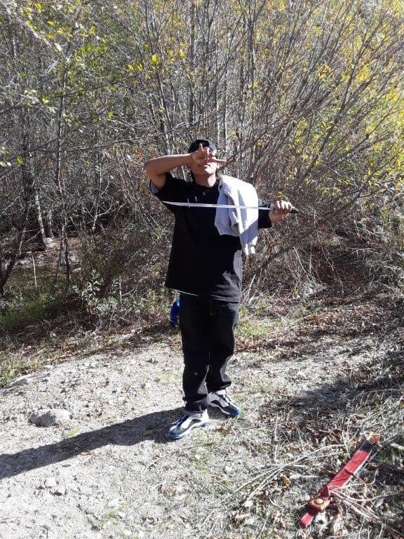 La demanda describe que los brutales que los ataques fueron perpetrados con cuchillos, machetes, bates por miembros de la banda criminal cuando estos eran estudiantes de secundaria.