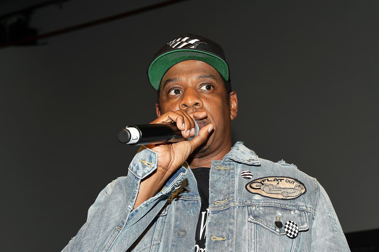 Shawn Corey Carter, mejor conocido como Jay-Z, también tiene negocios de ropa, con la marca Rocawear. Tiene la fortuna más grande para un cantante del género hip hop.