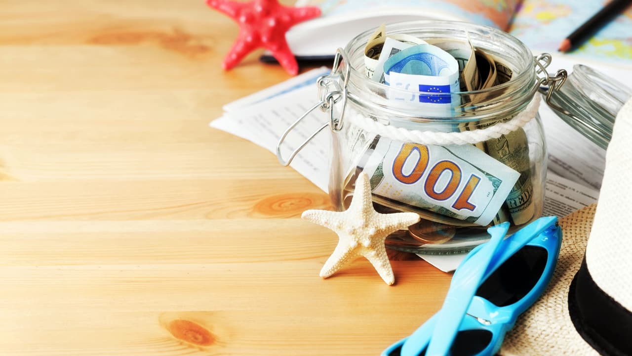 <b>En video. <b>¿Te gustaría ahorrar dinero este verano? Estos son los cinco consejos claves para lograrlo</b></b>
<br>
<br>Quieres ahorrar dinero este verano, ¿pero no sabes cómo? El asesor financiero Carlos García nos explica cuál es la mejor manera de lograrlo, no solo consiguiendo un trabajo temporal. Toma nota sobre cómo ganarte un dinerito extra aprovechando que muchos están de vacaciones.