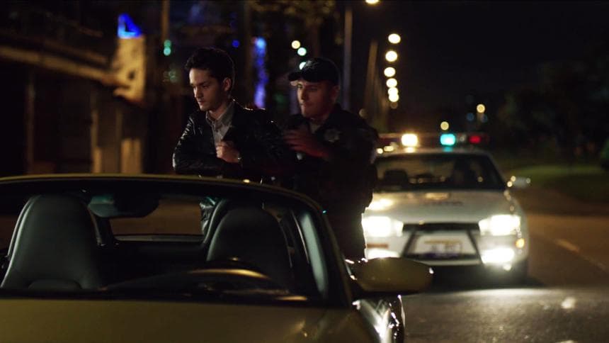 El policía hizo creer a ‘El Quino’ que aceptaría su soborno “¿por favor podría bajarse del auto, abrir la cajuela y darme la colaboración?”. ‘El Quino’, harto del asunto, bajó del auto e inmediatamente fue esposado. “Nada contra usted y su padre, pero la ley es la ley”, le dijo el oficial que lo arrestó.