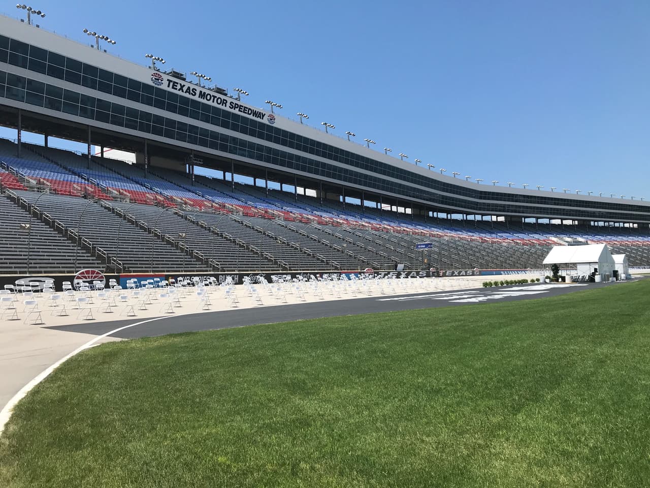 El Texas Motor Speedway es un óvalo de 1.5 millas inaugurado en 1996, donde se celebran carreras de los seriales NASCAR e IndyCar.