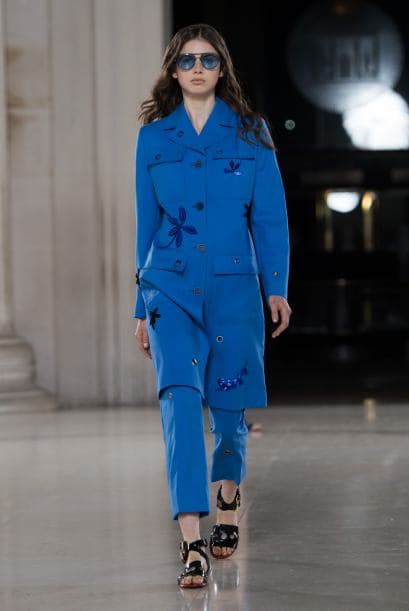 Pero ahora puedes jugar más con los colores y tonalidades de este estilo, como estas en azul.