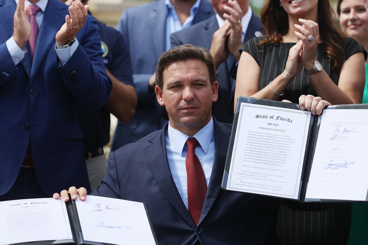 DeSantis firma ley para que las escuelas de Florida enseñen sobre los males del comunismo y las dictaduras