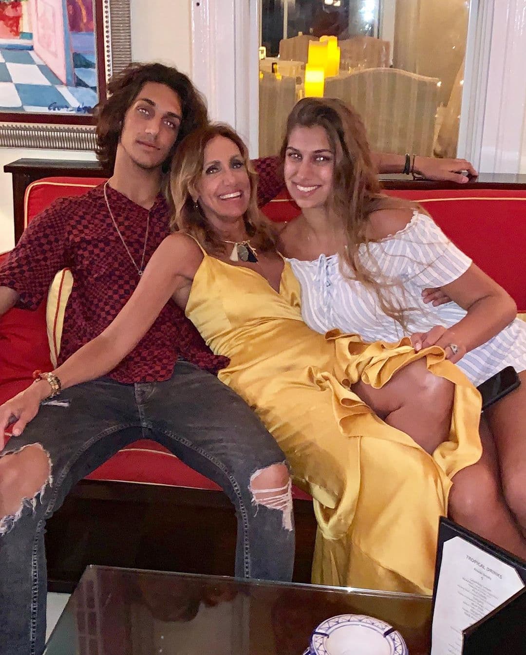 Y es que uno de los momentos más difíciles para ellos, fue la 
<a href="https://www.univision.com/shows/el-gordo-y-la-flaca/el-abrazo-de-despedida-que-le-dio-lili-estefan-a-su-hijo-antes-de-irse-fotos">despedida de Lorenzo</a>, quien dejaba el hogar para ir a la universidad.