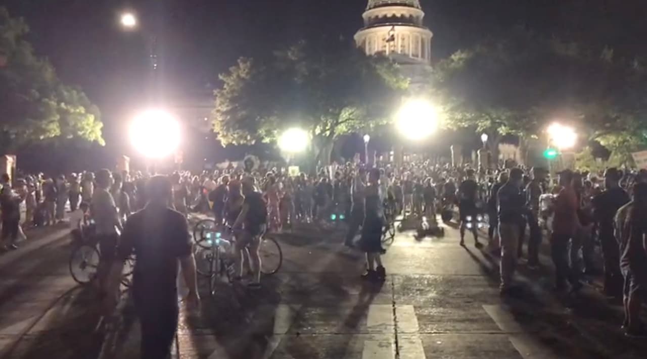 Tras críticas a la respuesta de la policía durante las manifestaciones en el centro de la ciudad, 
<a href="https://www.univision.com/local/austin-kakw/mas-de-24-000-personas-firman-peticion-en-linea-que-busca-el-despido-del-jefe-de-policia-de-austin">más de 49,000 personas han firmado una petición en línea que busca el despido del Jefe de Policía, Brian Manley.</a>
<br>