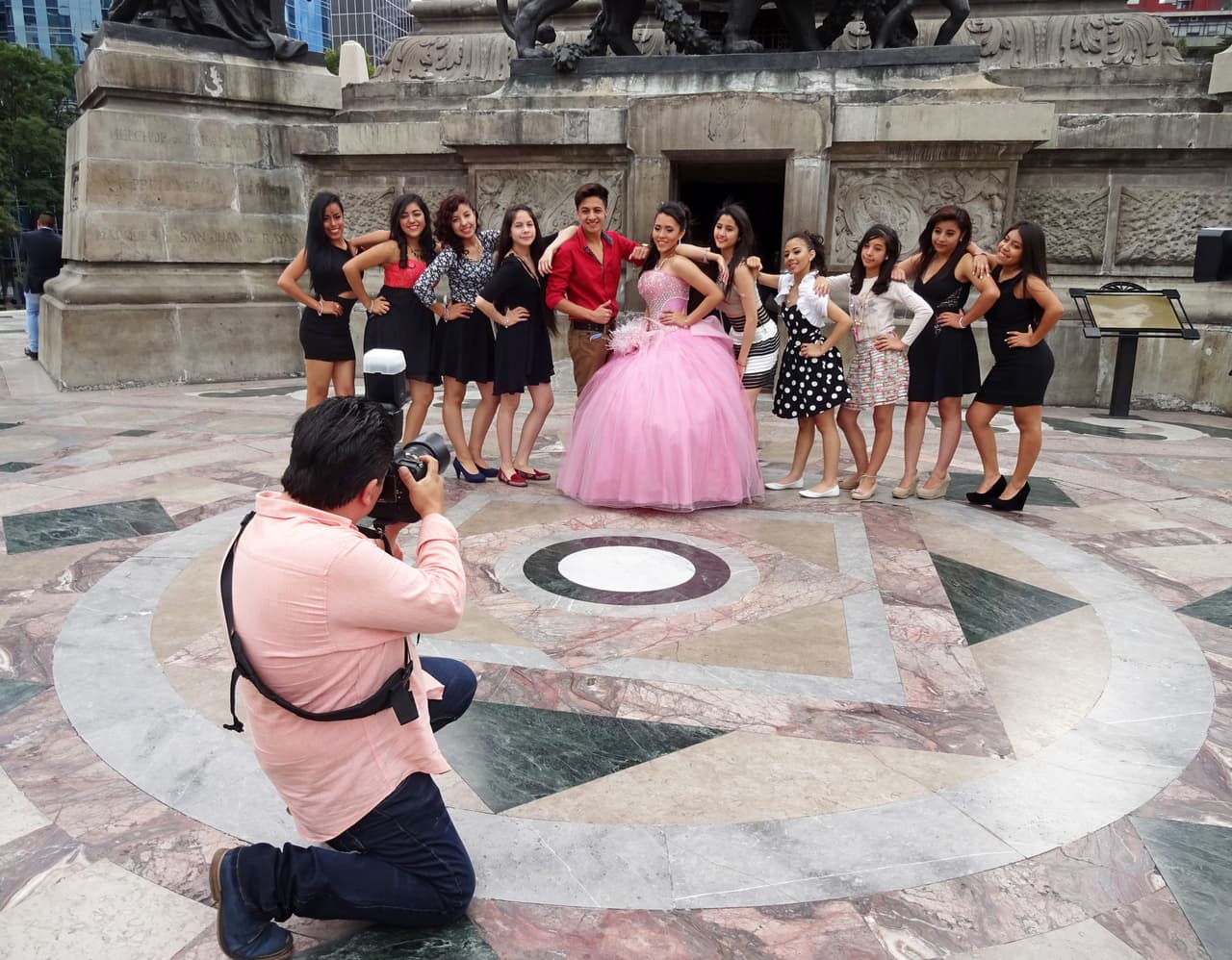 Los honorarios de un fotógrafo por registrar un evento semejante alcanzan
<a href="http://eldiariony.com/2014/04/18/cuanto-cuesta-cumplir-15/">los 650 dólares</a>, pero es un gasto en el que pocos escatiman, pues conservará el recuerdo de la fiesta para siempre.