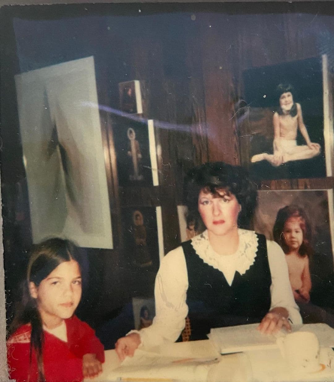 La actriz Selma Blair recordó a su mamá y subió diversas fotos, también de ella como mamá.