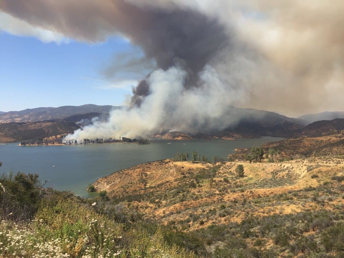 Incendio en Castaic: 500 estructuras en peligro mientras los bomberos logran contención de 37%