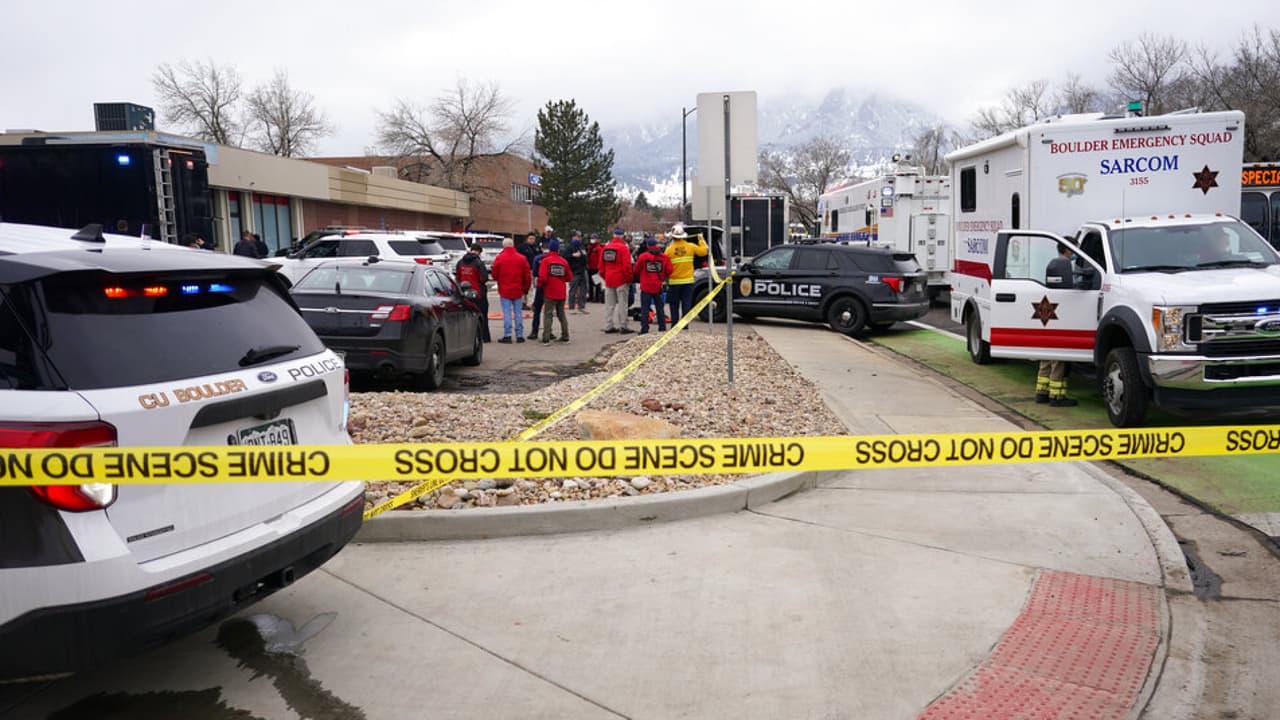 Decenas de agentes del orden acordonaron el área alrededor de un supermercado de la cadena King Soopers en Boulder, Colorado, tras reportes de un tiroteo. Imágenes captadas con el teléfono móvil de un hombre que se encontraba en el lugar muestran a varias personas en el suelo. 
<b><a href="https://www.univision.com/noticias/tiroteos/tiroteo-colorado-tienda-comestibles-king-soopers" target="_blank">Más información aquí</a></b>.