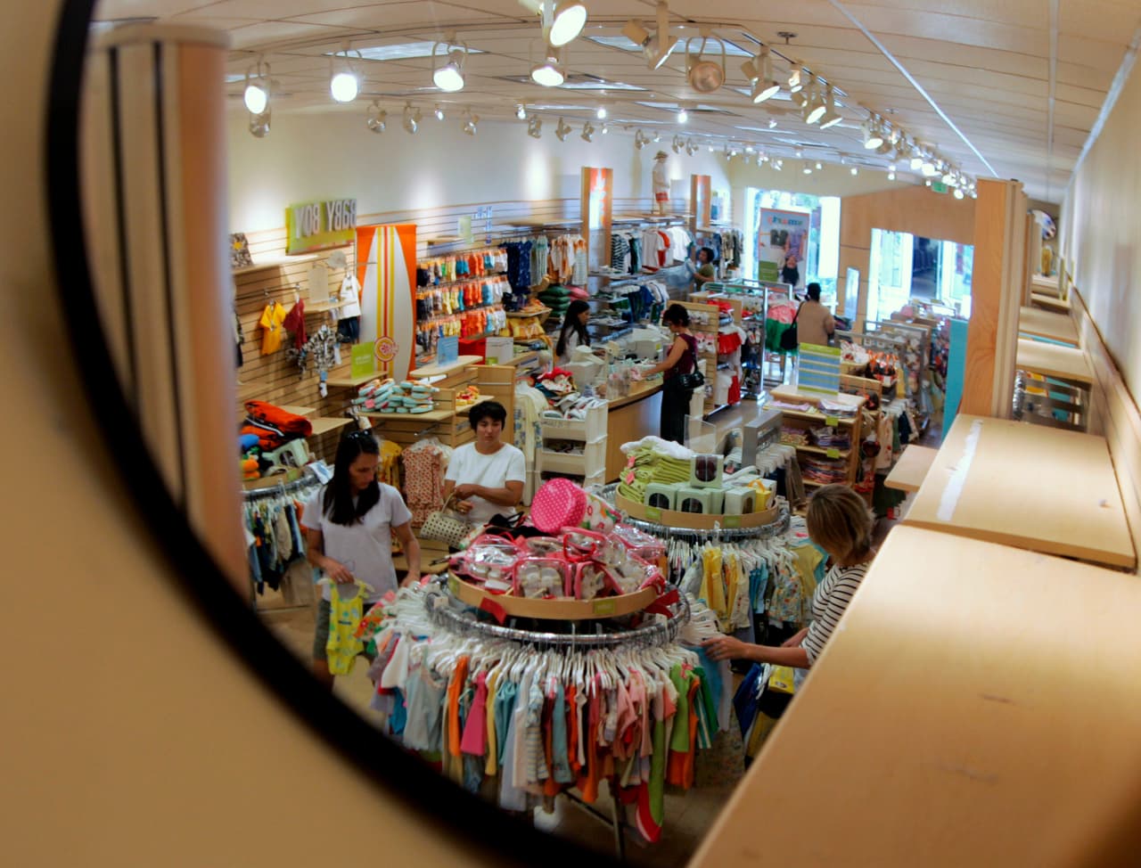 <b>Gymboree</b> anunció en enero de 2019, que cerrará todas sus tiendas Gymboree y Crazy 8, y vendería sus negocios, propiedad intelectual y negocios en línea de Janie y Jack. Ahora funciona mayormente como tienda en línea.