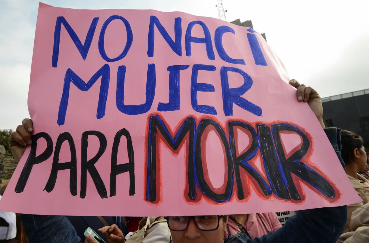 2. Protégete. Ten previsto un espacio seguro dentro de tu propia vivienda, próximo a un teléfono desde el cual avisar al 911 en caso de urgencia o la línea nacional 
<a href="tel:+1-800-799-7233">1-800-799-SAFE (7233)</a>
<br>
<br>