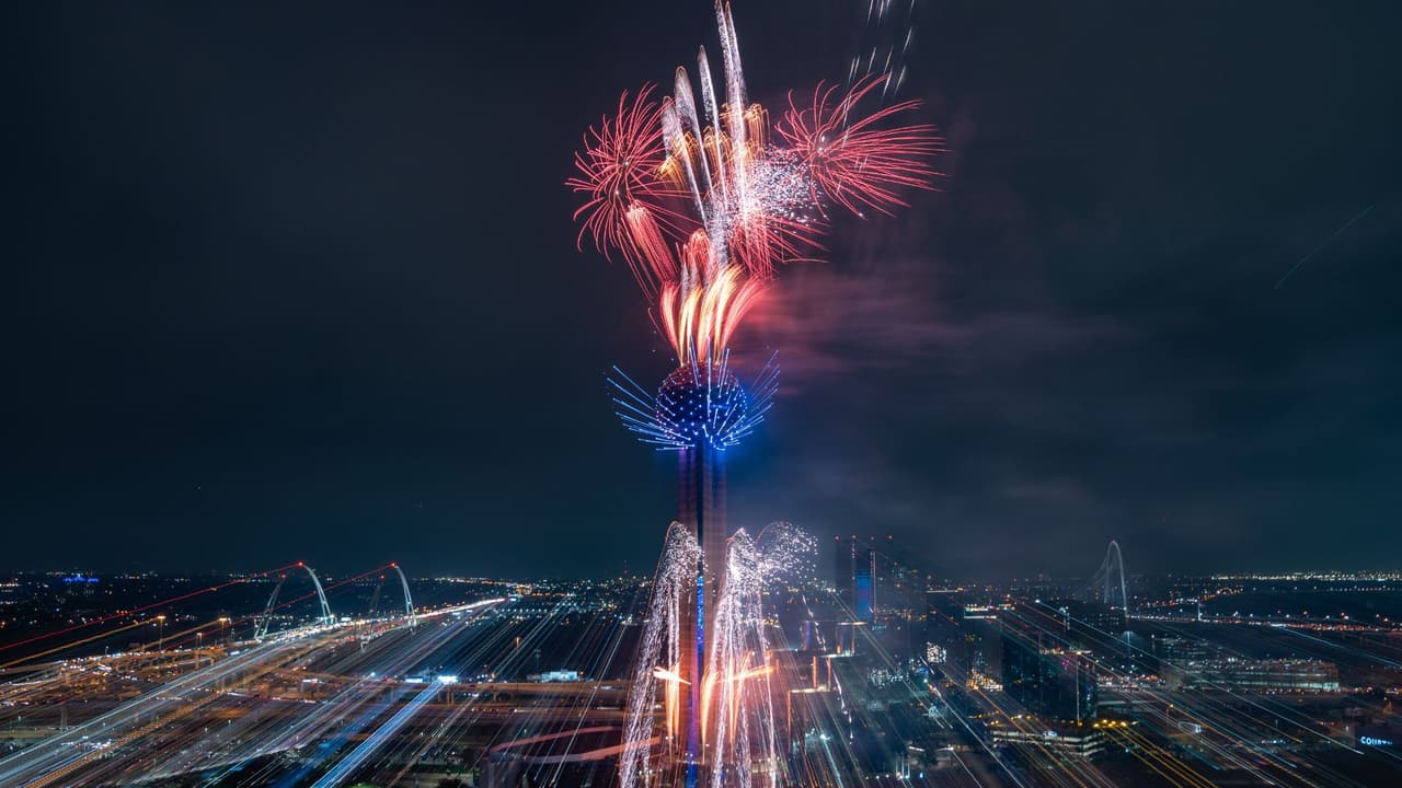 🎉
<b>Celebra el año Nuevo a lo grande</b>
<br>Reunion Tower no es solo un evento,
<b>es una celebración que marca el comienzo de un nuevo capítulo</b>. No te pierdas la oportunidad de ser parte de esta noche mágica,
<b>llena de luces, emociones y la energía vibrante de Dallas</b> en Nochevieja.
