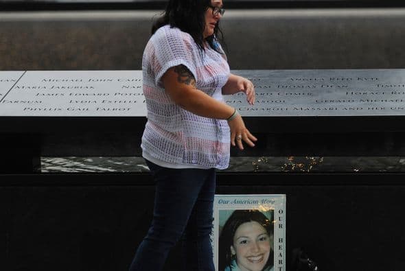 La ceremonia para conmemorar el decimotercer aniversario del 11 de septiembre de 2001 con la que los neoyorquinos recuerdan a las casi 3,000 víctimas de los atentados de esa fecha contra Estados Unidos, arrancó en el Memorial del 9/11. Líderes políticos, familiares de las víctimas y agentes de orden participaron en la ceremonia en la cual los nombres de cada víctima fueron leídos.